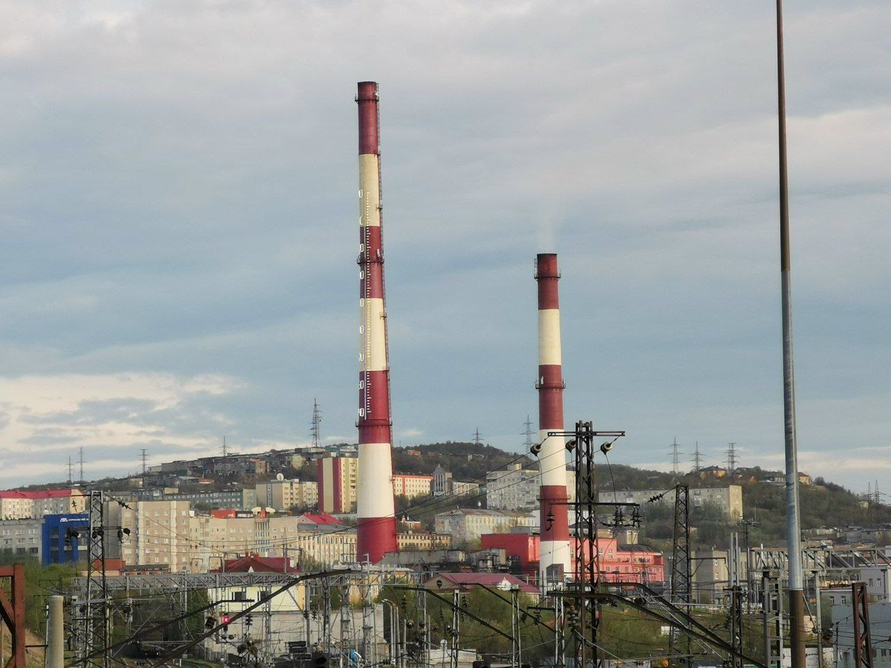 Мурманская область получит из федерального бюджета более полумиллиарда на мазут Сегодня подписано постановление правительства Российской Федерации о выделении дополнительных средств из резервного фонда на прохождение отопительного сезона в Мурманской области Согласно документу подписанному председателем правительства Михаилом Мишустиным нашему региону будет выделено более 550 миллионов рублей на закупку топочного мазута Топливо закупается для котельных и ТЭЦ обеспечивающих отоплением дома и объекты социальной инфраструктуры С учётом этой суммы в этом году на закупки мазута Мурманская область получила 3 1 миллиарда рублей