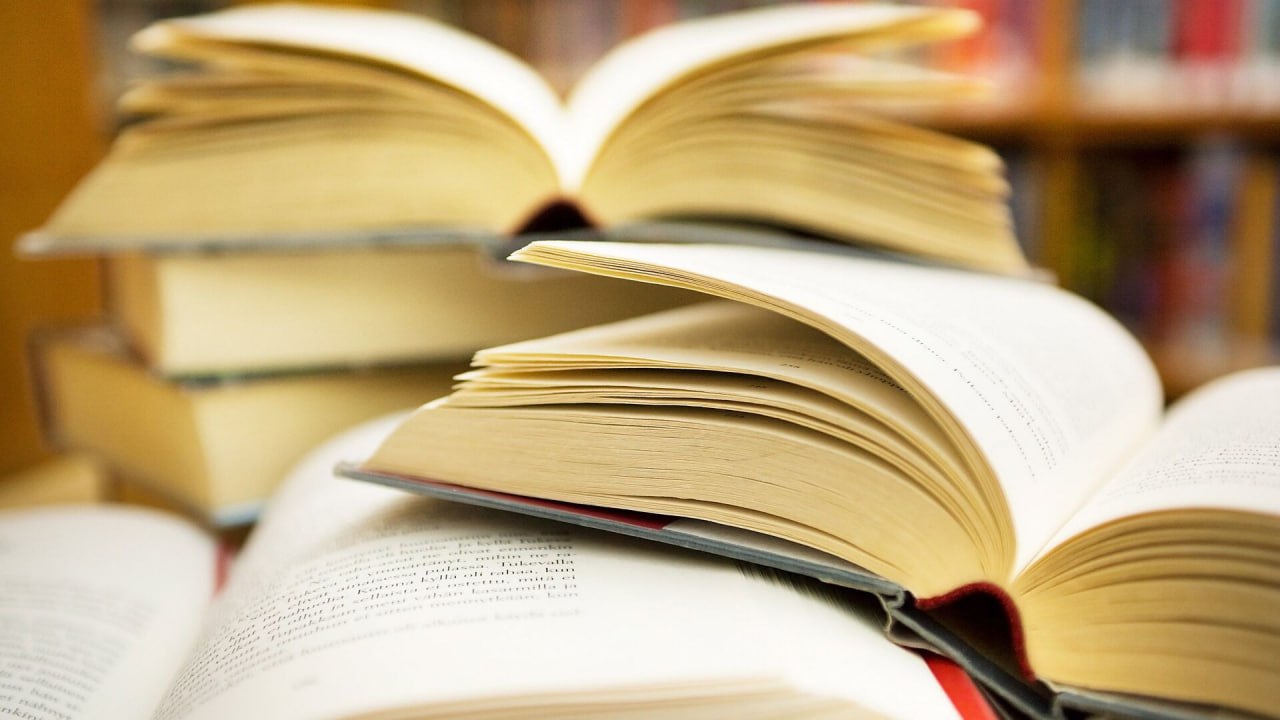 ВЦИОМ каждый читающий россиянин за год прочитал или прослушал девять книг Наиболее высокие показатели зафиксированы среди жителей Москвы и Санкт Петербурга в среднем по 13 изданий Такие данные приводит РИА Новости ссылаясь на исследования ВЦИОМа и Российского общества Знание Уточняется что 7 респондентов прочитали за 12 месяцев 30 книг и более 4 свыше 50 книг 2 заявили что осилили более 100 изданий Опрос показал что 49 его участников читали или слушали книги для удовольствия и отдыха 36 для саморазвития и расширения кругозора 10 для работы или учёбы Подписаться на Говорит Москва Telegram VK MAX