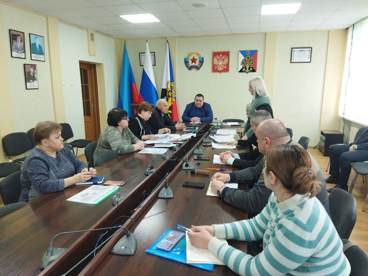 В Администрации городского округа город Ровеньки состоялось заседание общественной комиссии по организации и проведению голосования по отбору территорий, подлежащих благоустройству в рамках реализации программ формирования современной городской среды.      «Важно, чтобы жители имели возможность высказать свое мнение о том, какие именно территории нуждаются в улучшении», отметил Глава городского округа город Ровеньки Андрей Викторович Рубанцов.      Участники мероприятия уверены, что совместная работа местных властей и жителей городского округа создаст условия для эффективного и целенаправленного благоустройства городских территорий, что в свою очередь повысит уровень жизни горожан. ПОДРОБНЕЕ НА САЙТЕ