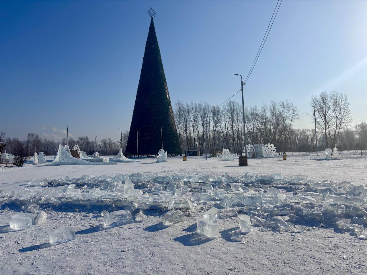 Ледовые горки на острове Татышев — всё…  Как сообщили в парке, лёд и основания горок скоро уберут с территории. А потом приступят к демонтажу ёлкеи.  Фото