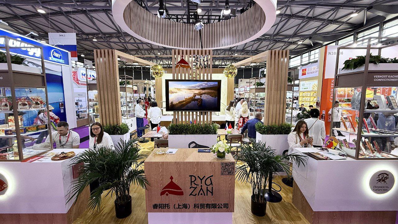 В Шанхае открылась агропромышленная и пищевая выставка SIAL China 2025. Это 200 тысяч квадратных метров и более 180 тысяч участников из более чем 110 стран. Вместе с предприятиями представили на стенде продукцию Рязанской области. Все продукты качественные и полезные. Работаем над расширением рязанского экспорта.