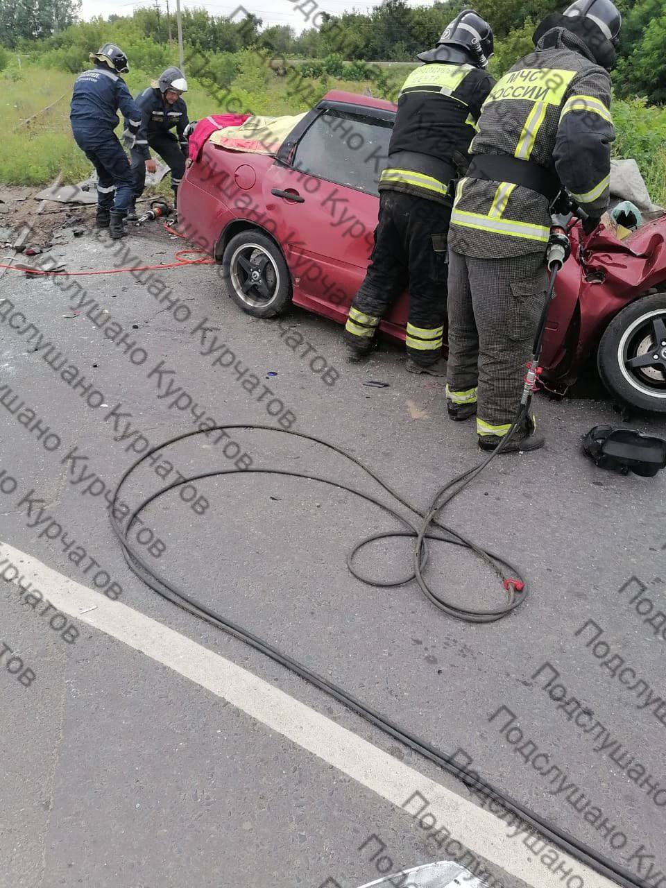 Сегодня, 7 августа, в Курчатове Курской области произошла авария на железнодорожном переезде. Это случилось около половины десятого утра. На месте работают представители экстренных служб.  Предварительно, произошло столкновение тепловоза и легкового автомобиля "Лада Гранта", который оказался серьезно разбит.  - Спасатели деблокировали из салона машины одного человека, - проинформировали в региональном ГУ МЧС.  Подробности ДТП уточняются.