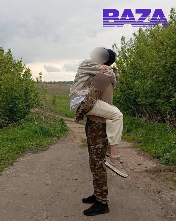 В Нижегородской области могла пропасть несовершеннолетняя девушка Как пишет Baza, летом прошлого года 17-летняя нижегородка, предположительно, познакомилась в Сети с 21-летним участником СВО. В мае 2025 года молодой человек приехал домой к девушке, чтобы познакомиться с ее родителями. Им он рассказал, что якобы уволен из армии из-за окончания срока действия контракта. Влюбленные изъявили желание пожениться, и родители несовершеннолетней отпустили ее на родину парня в Красноярский край, чтобы познакомиться с родителями жениха. Весь июнь девушка ежедневно выходила на связь с матерью и рассказывала, как у нее идут дела. Однако в начале июля ситуация резко изменилась: нижегородка сообщила родным, что контракт молодого человека не истек. Он якобы уехал в отпуск и решил не возвращаться назад, поэтому теперь, предположительно, скрывается от военной комендатуры. Девушка заявила, что якобы намерена пуститься в бега вместе с ним. Мать нижегородки написала заявление в полицию. Baza Как в Волгу глядели