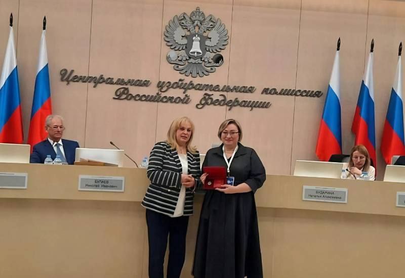 Бумба Секретарь избиркома Калмыкии Наталья Федорченко одной из первых удостоена почётного звания Заслуженный работник избирательной системы РФ Указ подписал Президент России Награду в торжественной обстановке вручила председатель ЦИК Элла Памфилова Калмыкия Калмыкия Элиста Бумба c источник