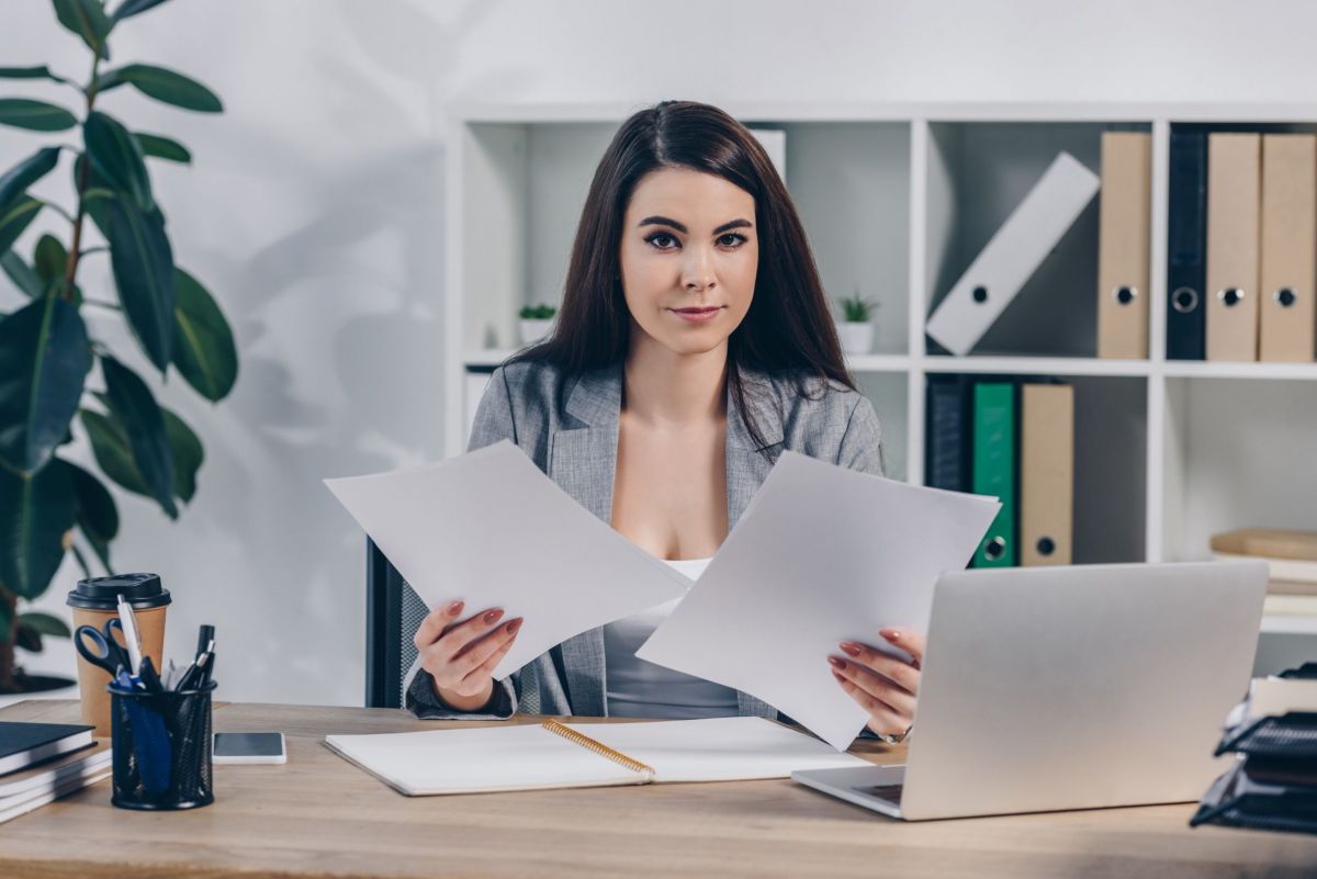 По какой форме сдавать УСН декларацию за 2025 год В самом конце декабря ФНС утвердила новую форму декларации по УСН которую нужно применять с отчета за 2025 год Однако приказ утвердивший новую декларацию вступает в силу только с 28 февраля Какую форму новую или старую следует использовать тем кто решит отчитаться до этой даты ФНС рекомендует упрощенцам в любом случае отчитываться за 2025 год уже по новой форме Одновременно с этим инспекциям предписано обеспечить прием УСН деклараций за 2025 год как по новым там и по старым формам и форматам ℹ Источник Письмо ФНС от 30 12 2025 СД 4 3 11881 Больше новостей на сайте Главной книги