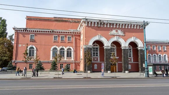 Реконструкцией Дома офицеров в Воронеже займется московская фирма за 210 млн Победителем конкурса Минкульта РФ на реставрацию Дома офицеров в Воронеже объект культурного наследия регионального значения Мариинская гимназия стало московское ООО Культреставрация Дмитрия Димитриенко Подписанный контракт опубликован на портале госзакупок Компания известна разработкой проекта реставрации Дома офицеров за 61 1 млн руб В конкурсе приняли участие три претендента Культреставрация и занявший третье место участник не стали снижать начальную цену контракта в 210 млн руб Кандидат оказавшийся на втором месте готов был выполнить работы за 208 8 млн руб Фото Егор Снетков Коммерсантъ Подписывайтесь на Ъ Черноземье