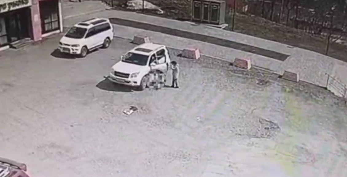 Друг друга не видели: на Камчатке внедорожник проехал по пешеходу видео В столице Камчатки в субботу, 3 мая, произошло жуткое ДТП: сдавая назад, водитель внедорожника не заметил старушку, которая тоже не видела, как на неё едет машина. Нажмите для подробностей -