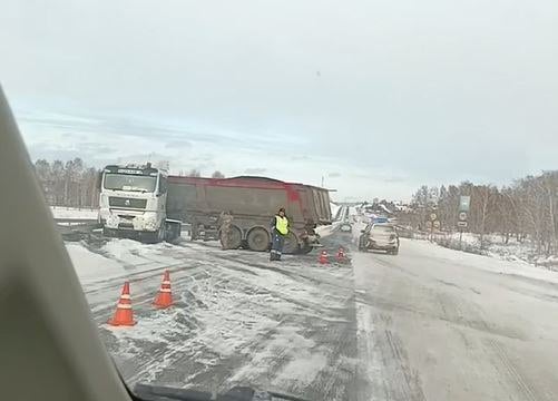 На кузбасской трассе грузовик попал в ДТП