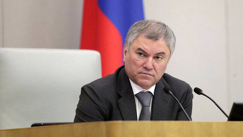 Кто мочит Володина: Матвиенко с Клишасом или вся система разом Спикер Госдумы Вячеслав Володин оказался в центре элитной расправы. На него пошли сразу с нескольких сторон — в первую очередь Совет Федерации и администрация президента. Формальный повод — закон о защите животных, но суть конфликта глубже: идёт борьба за посты, влияние и выживание внутри системы. Матвиенко вступилась за Клишаса, которого Володин публично унизил, обвинив в профнепригодности. Она пожаловалась Путину, и вскоре началась кампания по делегитимизации самого Володина. Его уже называют «токсичным», «конфликтным», «неуправляемым». Под него готовят замену. Но убрать его — непросто. Он контролирует Думу, держит фракции в узде и устраивает Путина своим железным порядком. Проблема в другом: куда девать Володина. Саратов, МИД, СВР? Везде он будет неудобным и самостоятельным. Так что главный вопрос — не когда Володина уберут, а смогут ли его сдерживать, не разрушив при этом хрупкое равновесие всей вертикали. Подписаться Прислать новость