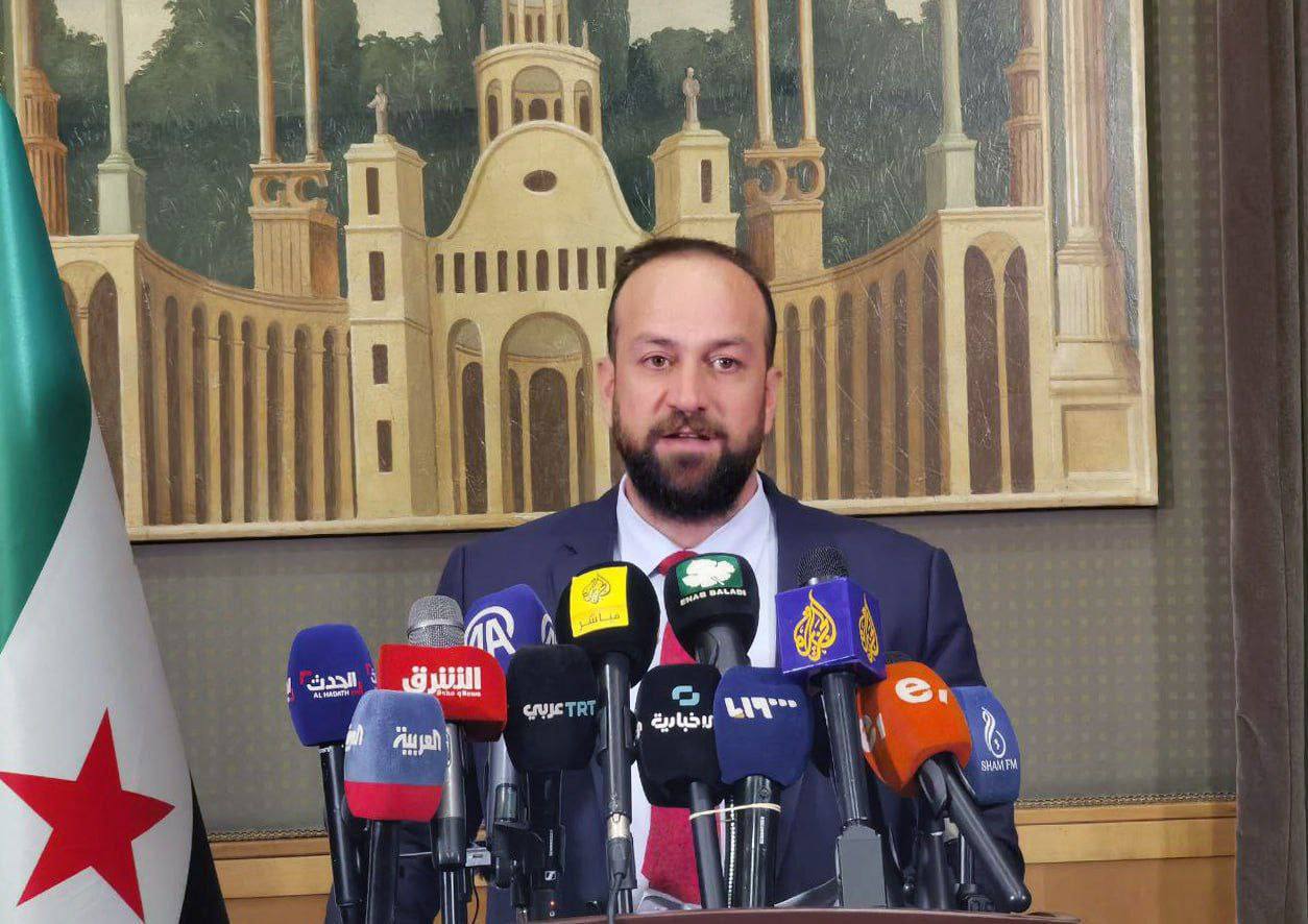 Сирийский Минфин: Сирия и Саудовская Аравия подпишут соглашения на $6 млрд Министр информации Сирии заявил, что власти обновляют законодательную базу, чтобы привлекать иностранные инвестиции. На сирийско-саудовском экономическом форуме будет подписано 44 соглашения на сумму $6 млрд — в сферах банковского сектора, строительства и кибербезопасности. Эти соглашения, по словам министра, создадут около 50 000 рабочих мест. Форум станет первым мероприятием подобного рода, и сирийская сторона надеется, что он будет проводиться ежегодно. Отдельно министр подчеркнул, что Сирия заинтересована в опыте Саудовской Аравии в сфере кибербезопасности и продолжает усилия по снятию международных санкций.