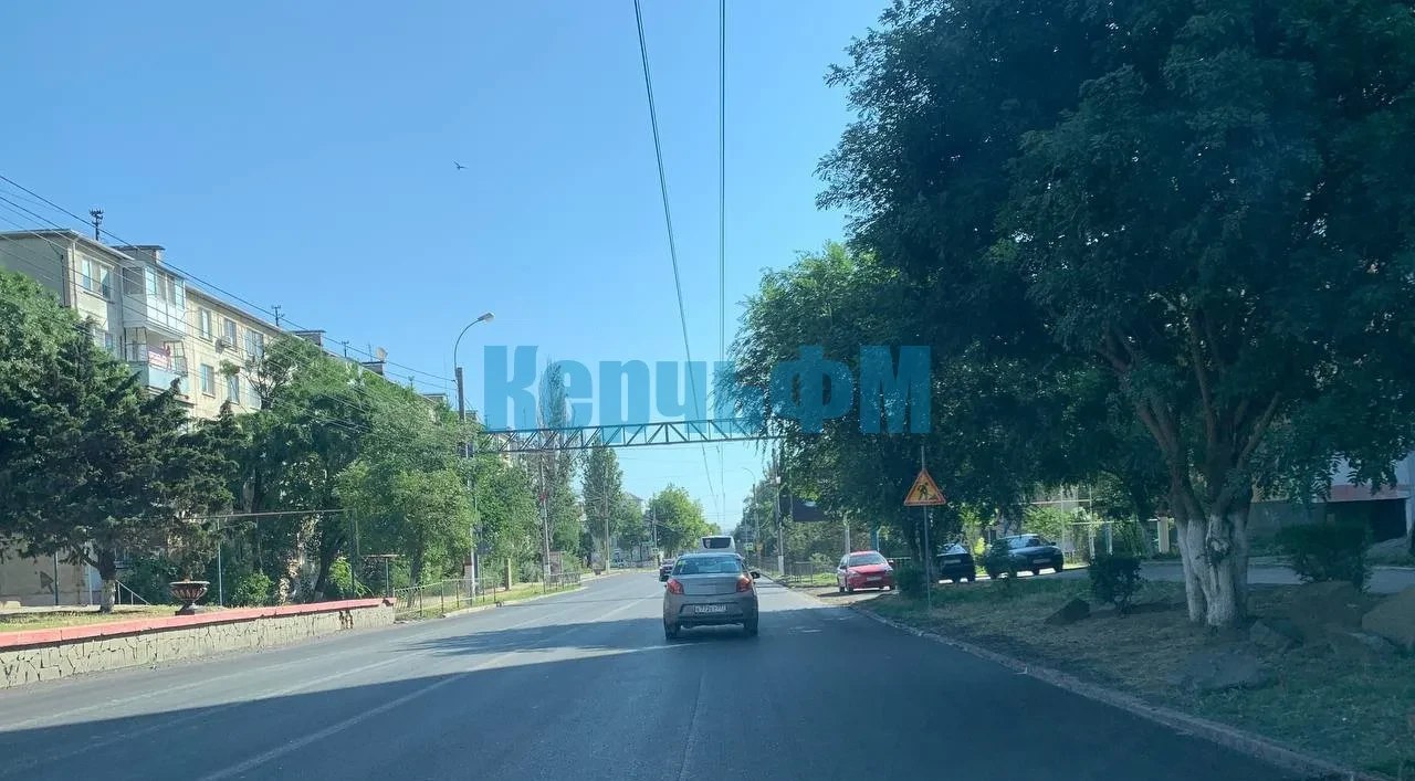 В Керчи на Свердлова продолжается асфальтировка автомагистрали Первый слой нового асфальта подрядчик уложил по всей ширине дороги по направлению из центра города до Куоровского кольца. Далее по кольцу и по одной полосе движения асфальтировку довели до Ворошиловского кольца, передает КерчьФМ. Работы ведутся исключительно ночью, с 22:00 до 6:00... подробнее