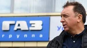 Олег Дерипаска призвал правительство России идти по китайскому пути в автопроме обеспечив отрасли дешевые кредиты Это необходимо для ее развития так как для российского автопрома наступают не самые простые времена У себя в телеграм канале Дерипаска отмечает В 2024 году в России выпустили всего 1 073 млн автомобилей включая грузовые и автобусы В Китае за тот же период 31 млн К 2030 году по прогнозам экспертов КНР будет экспортировать 10 миллионов автомобилей в год В России же обратная динамика только за январь август 2025 года производство автобусов снизилось на 28 37 грузовиков почти на треть Далее Дерипаска отмечает что противостоять китайской экспансии можно только их же методами Секрет очень прост китайский путь ставки по долгосрочным кредитам 4 курс 105 И через четыре года у вас отрасль с 1 2 млн высокооплачиваемых рабочих мест дополнительный рост ВВП на 2 в год и дополнительный экспорт на 25 млрд