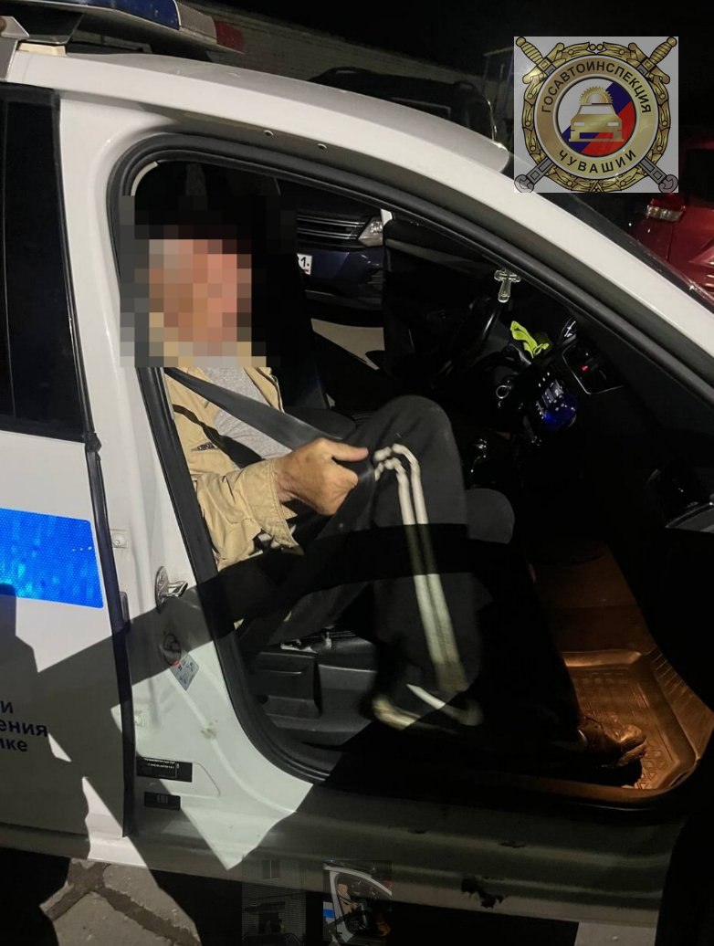 Помогли пожилому человеку вернуться домой инспекторы ДПС в Чувашии На федеральной трассе М-7 «Волга» автоинспекторы заметили одинокого пешехода, двигавшегося вдоль дороги. Мужчина, как выяснилось при проверке по базам данных, оказался жителем города Цивильска, 1948 года рождения. Пожилой человек был дезориентирован и пояснил, что пытается дойти до дома, но запутался и не ориентировался на местности. Инспекторы не остались равнодушными: приняли решение доставить пожилого человека домой и убедились, что он благополучно добрался до своего местожительства.