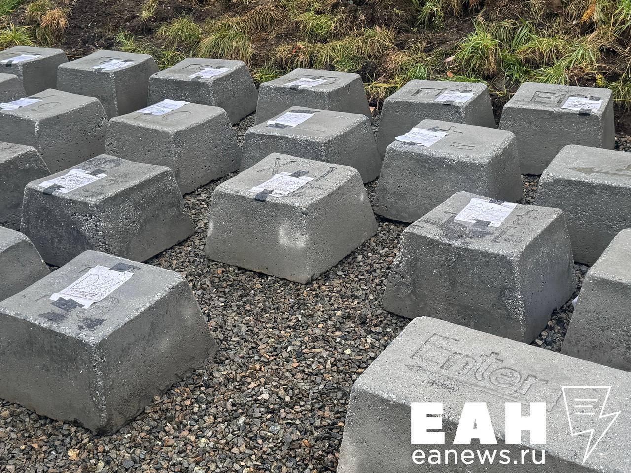 Артемий Лебедев разнес обновленный памятник клавиатуре в Екатеринбурге Известный дизайнер и блогер Артемий Лебедев обрушился с резкой критикой на недавно обновленный монумент заявив что реставрация лишь ухудшила его внешний вид Он не стал лучше он стал хуже потому что его реставрировали люди у которых руки растут из жопы Они только все испортили вместо того чтобы сделать отличные новые классные клавиши Сделали просто бетон еще сделали каких то там опечаток безапелляционно заявил Лебедев Как вы считаете клавиатура стала выглядеть хуже нет неотшлифованный бетон выглядит весьма органично в городской среде да она стала выглядеть хуже и портит облик города EanNews