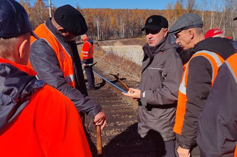 предъявлен к осмотру Финалом осеннего комиссионного осмотра Комсомольского территориального управления стало совещание с участием трудовых коллективов узла Новый Ургал  Цифрами незавидной статистики глава магистрали Евгений Вейде постарался донести до каждого основную мысль только внимание к мелочам и осознанный нравственный выбор стороны путь к существенным изменениям к лучшему  Помимо производственных вопросов на собрании рассматривались и социально бытовые Один из них касался автобусов в посёлках Новый Ургал и Чегдомын на которых железнодорожники едут на работу По словам Евгения Вейде руководители предприятий должны быть уверены что их работники добираются в комфортных условиях Для этого требуется соответствующий контроль за состоянием транспорта Теперь один раз в месяц на предприятиях должен проходить день техники с участием главных инженеров подчерк нул он  Проверка железнодорожной инфраструктуры завершилась 14 октября показав снижение общего числа выявленных нарушений на 28 в сравнении с осенью прошлого года и на 23 к весенним результатам что является положительным сигналом Особенно это касается прямых запретных мер на 13 к прошлой осени и на 16 к весне  Для железнодорожных станций и перегонов путевая инфраструктура которых нуждается в дополнительных работах подготовлен соответствующий комплекс корректирующих мероприятий а результат их выполнения будет проверен повторно Продолжение