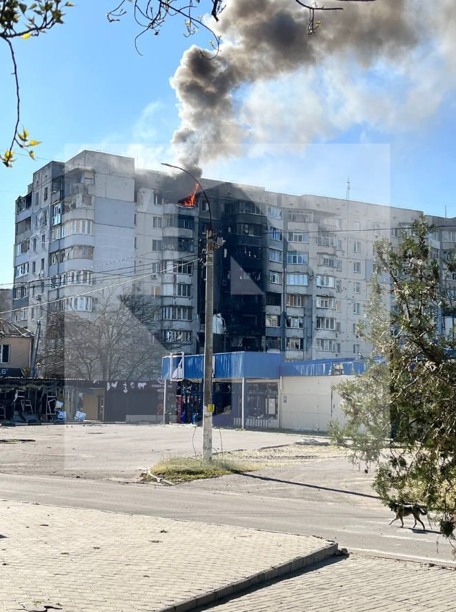 Дрон-камикадзе "Баба Яга", управляемый ВСУ, атаковал девятиэтажный жилой дом в херсонском городе Алешки, сообщил источник РЕН ТВ. Инцидент произошел около 08.50. Предварительно, никто не пострадал. Отправить новость