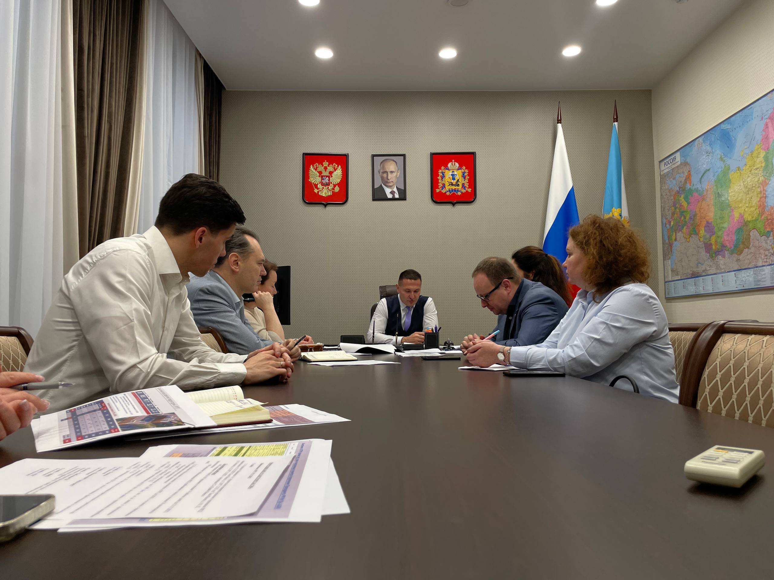 В минстрое Поморья прошла еженедельная планерка На регулярном оперативном совещании министр строительства и архитектуры Архангельской области Владимир Полежаев совместно с заместителями и руководителями подведомственных организаций обсудил ход работ по ключевым направлениям министерства Отдельно обсудили новый многоквартирный дом возводящийся в посёлке Плесецк На данный момент строительство находится в активно завершающейся стадии Подрядная организация вышла на финишную прямую и ведет работы по внутренней отделке и благоустройству территории На сегодняшний день в подъездах и квартирах завершаются малярные работы ведется укладка линолеума также выполняется монтаж и подключение электросетей Осуществляется установка межквартирных и входных дверей ведутся работы по приведению в порядок придомовой территории В ходе совещания также обсудили выполнение работ по другим проектам ввод в эксплуатацию которых запланирован в текущем и следующем году Важность контроля за их своевременным выполнением и устранением замечаний отдельно отметил министр строительства и архитектуры Владимир Полежаев По итогам планерки даны поручения по усилению контроля за сроками исполнения работ подготовке отчетности по реализации ключевых проектов и обозначена важность личного контроля за ходом работ на проектах Минстрой29 Архангельскаяобласть