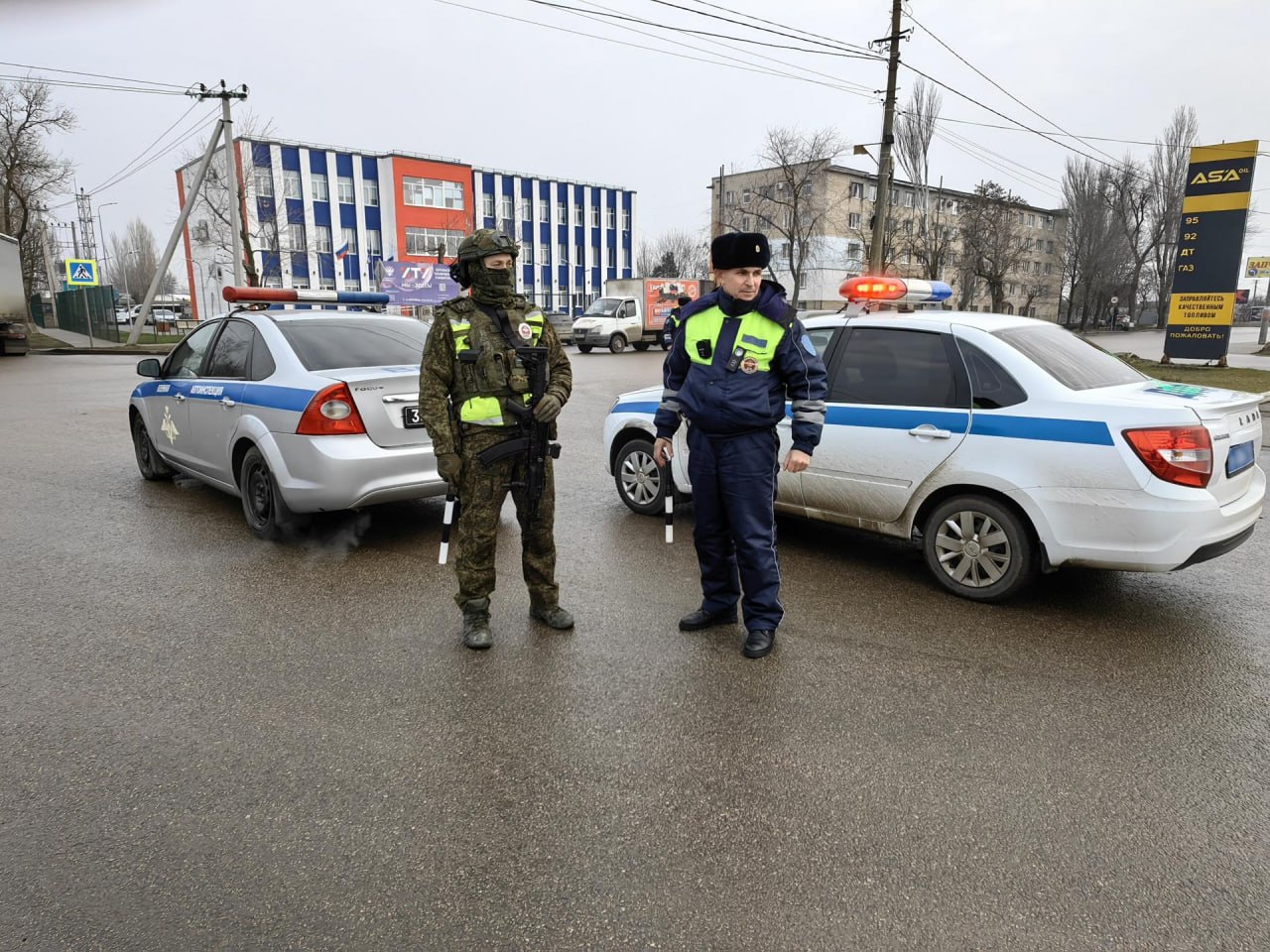 В Херсонской области сотрудники Госавтоинспекции провели масштабные профилактические мероприятия  В городе Геническе Херсонской области сотрудники Госавтоинспекции совместно с коллегами из Военной автомобильной инспекции военной комендатуры Херсонской области провели разъяснительную работу и напомнили водителям правила безопасного управления транспортными средствами в зимний период.    В ходе бесед с водителями стражи правопорядка обратили особое внимание на основные причины аварий на дорогах: превышение скоростного режима, несоблюдение дистанции и бокового интервала, плохое самочувствие и усталость.  Также сотрудники Госавтоинспекции призвали быть внимательными и острожными при совершении маневров, отметив, что наиболее опасные участки – это крутые спуски и повороты, зоны пешеходных переходов и остановки общественного транспорта.   Полицейские обратились к участникам дорожного движения с просьбой своевременно сообщать по номеру 102 о водителях, которые управляют автомобилем в нетрезвом состоянии и грубо нарушают Правила дорожного движения.    Кроме того, в рамках информационной кампании по кибербезопасности «Клади трубку», реализуемой на территории региона Главным Управлением МВД России по Херсонской области совместно с отделением по Херсонской области Южного главного управления Центрального банка России, организаторы акции напомнили водителям о необходимости быть бдительными при общении с неизвестными. Участникам дорожного движения вручены памятки по профилактике дистанционных мошенничеств.