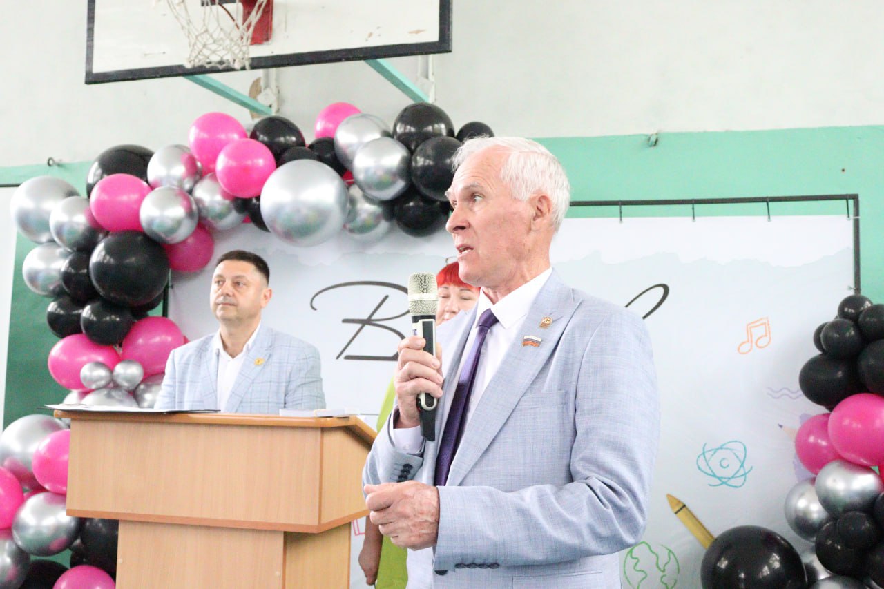 Депутат Законодательного Собрания Запорожской области Василий Мищенко посетил праздник "Последний звонок" в школе № 24 им. участника СВО Игоря Твердого На торжестве собрались ученики, учителя и родители. Разделить этот волнительный момент с ребятами был приглашен почетный гость — депутат Законодательного Собрания, член Мелитопольского отделения партии "Справедливая Россия" Василий Мищенко. Василий Арсентьевич от всего сердца поздравил выпускников с окончанием школы и пожелал им успехов в дальнейшей жизни, достижения поставленных целей и веры в свои силы. Будущее Мелитополя и всей России — в руках этих талантливых и целеустремлённых ребят! Мы верим, что знания и стремление к лучшему — залог процветания нашей страны! — отметил депутат Законодательного Собрания. Законодательное Собрание Запорожской области ТГ-канал ГоспабликВК Сайт