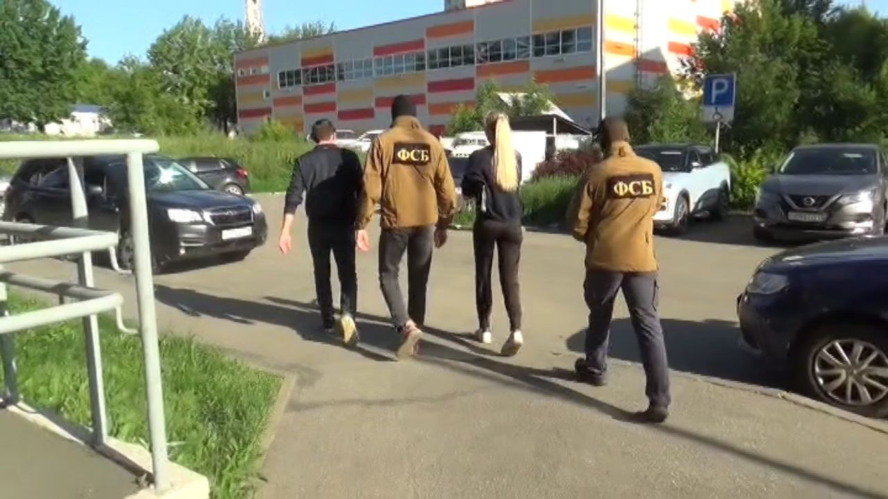 В Удмуртии задержали руководителя МТУ Росимущества по Удмуртской Республике и Кировской области. Дама причастна к получению взятки в особо крупном размере. Установлено, что, возглавляя учреждение до 11 июня текущего года, задержанная через своего сожителя и родственницу, выступающих в качестве посредников, получила взятку в размере 1 млн 944 тыс. рублей от директора коммерческой организации за заключение договора аренды земельного участка, находящегося в госсобственности, по заниженной стоимости, — сообщила пресс-служба регионального УФСБ. В отношении подозреваемой возбуждено уголовное дело по ч. 6 ст. 290 УК РФ «Получение взятки в особо крупном размере» , она задержана в порядке ст.ст. 91-92 УПК РФ. Ведутся дальнейшие следственные действия. За данное преступление закон предусматривает максимальное наказание в виде лишения свободы на срок до 15 лет со штрафом в размере до 70-кратной суммы взятки. В рамках расследования следователями проведен обыск по месту службы подозреваемой, изъята документация, представляющая интерес для следствия, фигурантка задержана и доставлена к следователю, в ближайшее время ей будет предъявлено обвинение. Следствие намерено ходатайствовать об избрании в отношении подозреваемой меры пресечения в виде заключения под стражу. В отношении взяткодателя и посредников также будут приняты процессуальные решения, — прокомментировали в пресс-службе СУ СКР по Удмуртии. -info