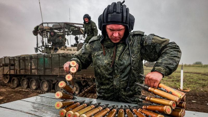 За годы СВО накопленный объем аварийного жилья взлетел на 21 За последние пять лет накопленный объем аварийного жилья в России вырос на 21 несмотря на государственные программы его расселения До последнего времени каждый житель аварийных домов дожидался расселения в среднем по восемь лет подсчитали экономисты Но этот срок теперь может увеличиться из за того что ЦБ РФ сделал рыночную ипотеку малодоступной Вряд ли поможет ускорить расселение аварийного жилья и рукотворный кризис жилищного строительства в РФ Превышение всех нормативных сроков эксплуатации домов массовой советской застройки в ближайшие годы наверняка обострит проблему непригодного жилья в РФ пишет ng ru telegra ph Za gody SVO nakoplennyj obem avarijnogo zhilya vzletel na 21 10 20