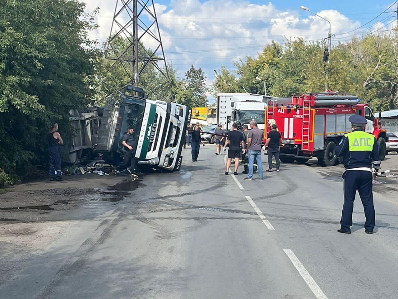 Сегодня днем в Томске на улице Ижевской перевернулся грузовик Ивеко По предварительной информации водитель не справился с управлением К счастью в аварии никто не пострадал В кузове автомобиля находилось около ста свиней Всех животных уже эвакуировали с места происшествия Движение на этом участке дороги не затруднено На месте работают сотрудники ГИБДД Подписаться Прислать нам новость