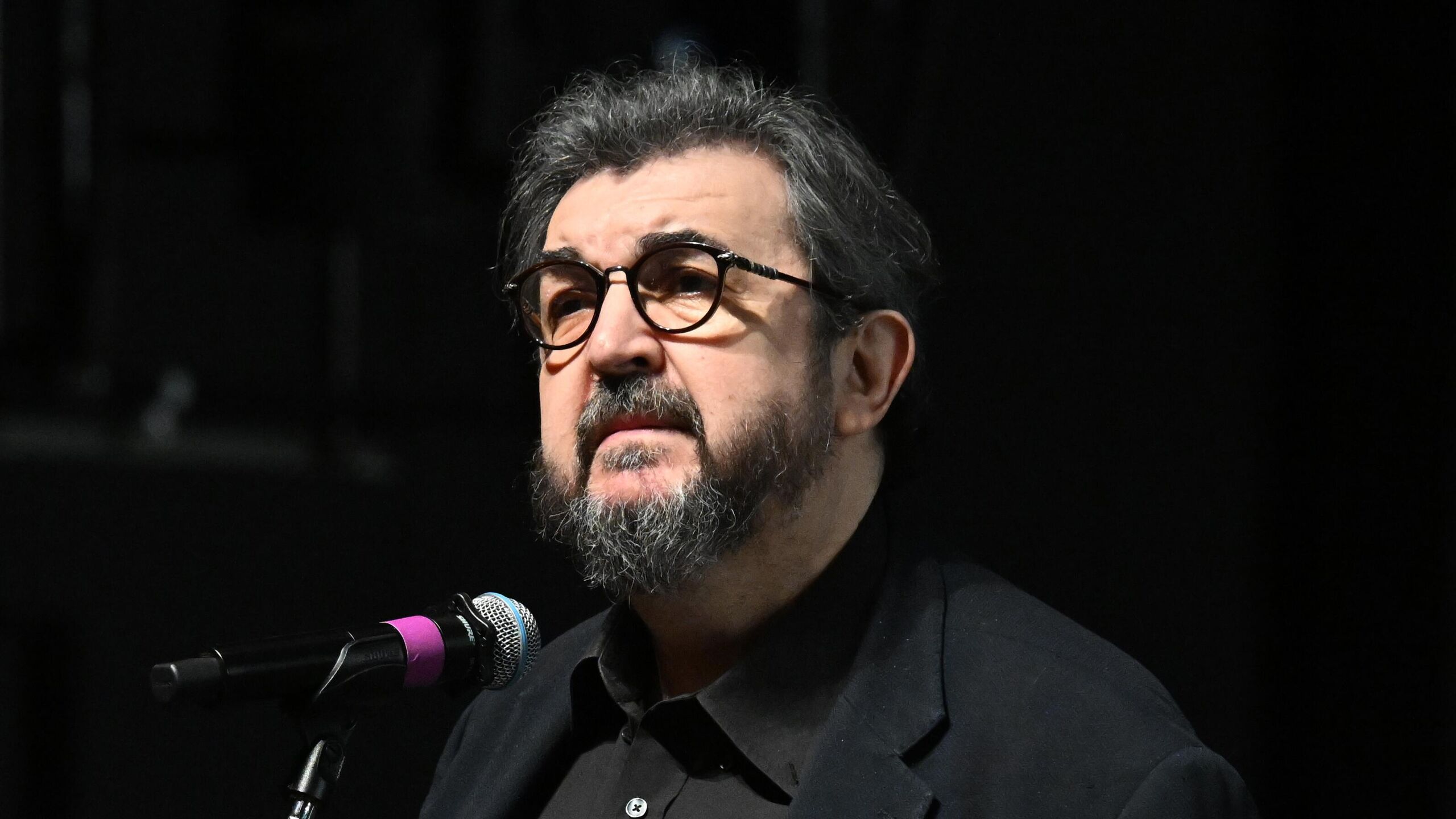 Прощание с заслуженным артистом России ректором Школы студии МХАТ Игорем Золотовицким состоится 17 января он будет похоронен на Троекуровском кладбище сообщили в пресс службе МХТ имени Чехова Золотовицкий скончался в больнице утром в среду ему было 64 года Артист длительное время боролся с онкологией Прощание с Игорем Яковлевичем Золотовицким состоится в субботу 17 января В тот же день Игорь Яковлевич будет похоронен на Троекуровском кладбище Москвы говорится в сообщении в Telegram канале театра В театре уточнили что гражданская панихида начнется в 10 00 мск на Основной сцене МХТ имени А П Чехова а в 13 00 состоится отпевание в Храме Софии Премудрости Божией в Средних Садовниках