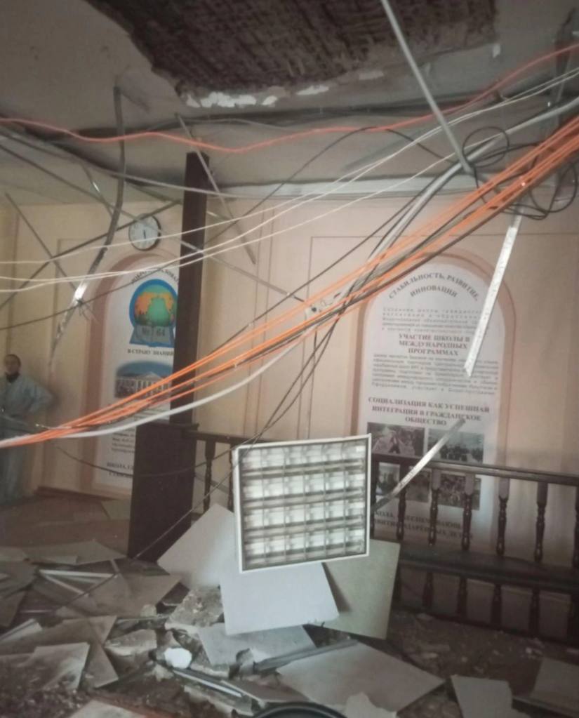 Штукатурка и подвесной потолок обрушились в школе Иркутска Всё случилось в холле первого этажа вчера вечером По словам собеседников портала начальные классы учатся в старом здании школы и оно построено довольно давно Часть потолка обрушилась в том самом месте где обычно ребята проводят время на переменах К счастью никто не пострадал По данному случаю возбужденно уголовное дело Источник