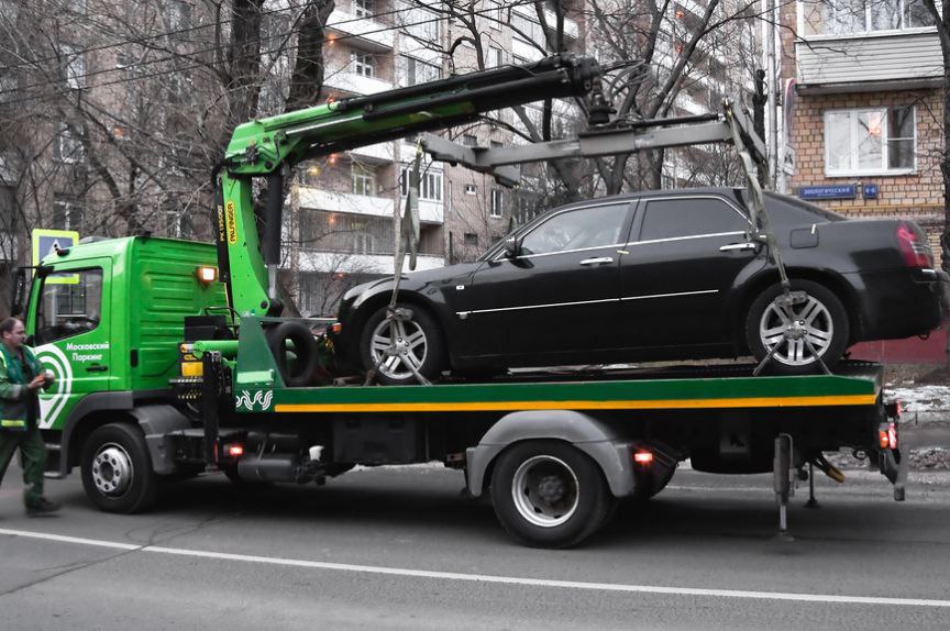 В Москве и области будут эвакуаировать даже с мест для инвалидов В Госдуме предложили передать региональным властям право составлять протоколы и эвакуировать автомобили припаркованные на местах для инвалидов в Москве Санкт Петербурге Севастополе и Московской области Сейчас этим занимается ГИБДД но только при наличии специального соглашения с регионом Депутат Ярослав Нилов предлагает закрепить эти полномочия за местными властями напрямую Если инициатива станет законом то зелёные крокодилы смогут орудовать ещё быстрее