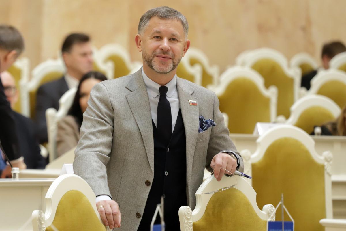 Лидер фракции Единая Россия в петербургском Заксобрании Павел Крупник предложил ввести лимит на банковские переводы для пенсионеров Такую инициативу он направил главе Центробанка По мнению парламентария пенсионеры наиболее уязвимы перед мошенниками из за мировоззрения и советского воспитания так как они доверяют лицам представляющимся сотрудниками финансовых учреждений служб безопасности и Центробанка Подробнее на ЗАКС Ру