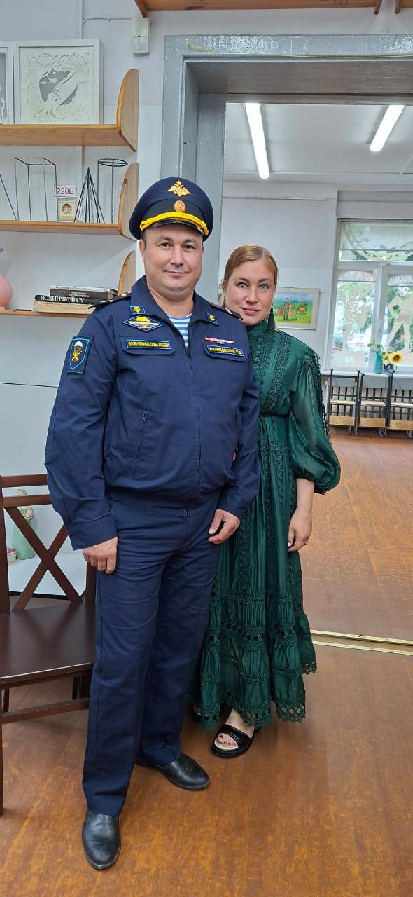 В Калининградской области по поручению губернатора Алексея Сергеевича  Алексей Беспрозванных  дети и взрослые  присоединились к Всероссийской патриотической акции Портрет героя, в рамках проекта #КиберЛюди  Центральной фигурой встречи стал действующий участник боевых действий СВО Роман Васильевич Маниковский, который только вчера прибыл в краткосрочный отпуск. Отец четырёх девочек!  Беседа с Романом Васильевичем тревожная и душевная. Он делится историями событий на передовой.  Рассказы проникнуты глубокой грустью и ностальгией по погибшим друзьям. Потеря фронтовых друзей явилось самым страшным испытанием для стойкого, сильного и смелого защитника отечества  Роман Васильевич  с особой теплотой выбрал для себя на память один рисунок, который станет настоящим  достоянием для семейного архива. Эта встреча стала не просто акцией, а памятным событием, пронизанным глубоким чувством патриотизма и уважения к героям нашей страны