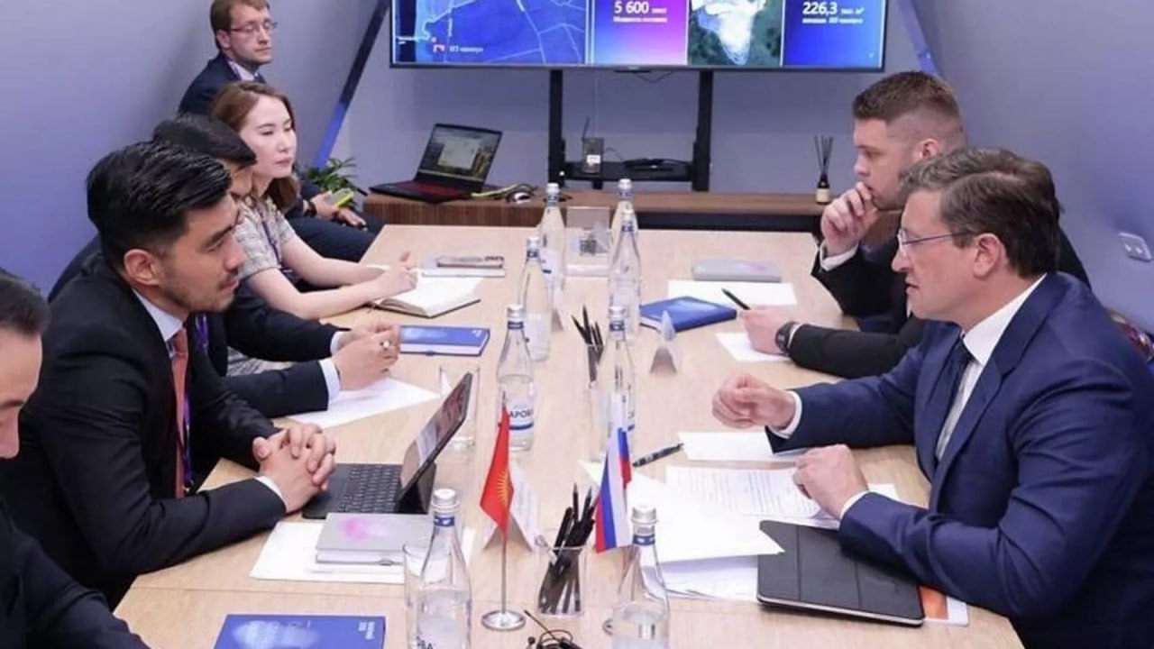 Министр цифрового развития КР провел переговоры с российскими IT-компаниями Делегация Министерства цифрового развития Кыргызстана во главе с министром Азаматом Жамангуловым провела серию переговоров с представителями российских IT-компаний и государственных органов, сообщает «Sputnik Кыргызстан». Переговоры прошли на полях международной конференции «Цифровая индустрия промышленной России» ЦИПР-2025 и Глобального цифрового форума в Нижнем Новгороде. В ходе встреч были обсуждены ключевые направления сотрудничества, включая цифровизацию государственного управления, развитие спутниковой связи с «Роскосмосом», а также внедрение передовых IT-решений в государственном секторе и бизнесе. Особое внимание было уделено возможностям расширения партнерства с такими компаниями как «Яндекс», «Касперский», «Ростелеком-Солар» и другими. #Россия #Кыргызстан #Цифровые_технологии