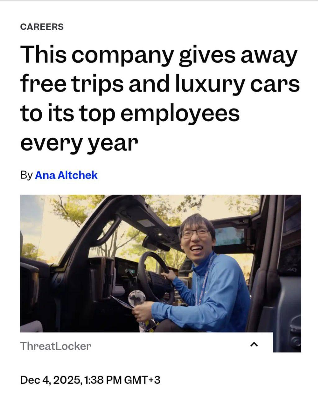 Простой работяга получил Porsche за 183 тыс долларов Это традиционный подарок к Рождеству от компании ThreatLocker каждый год они выбирают двух самых продуктивных сотрудников и дарят им машины по итогам голосования коллектива из более чем 700 человек Остальных 14 финалистов попавших в топ самых продуктивных отправят на Багамы Почему они а не мы