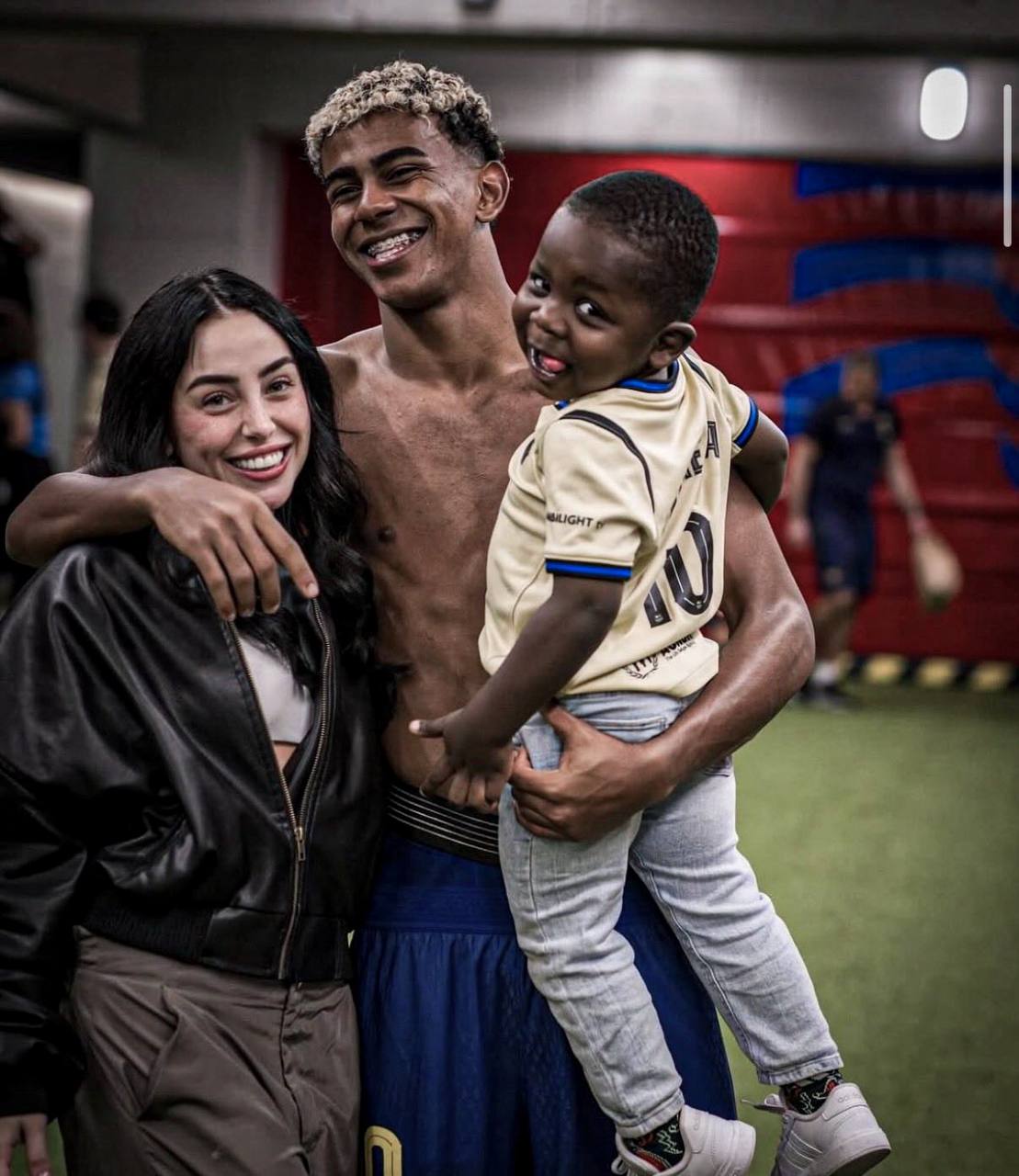 Ламин Ямаль расстался с Ники Николь Об этом объявил сам игрок Ранее СМИ писали что Ямаль изменил девушке но испанец опроверг это и сказал что причина расставания другая Теперь без травм лобка myachPRO