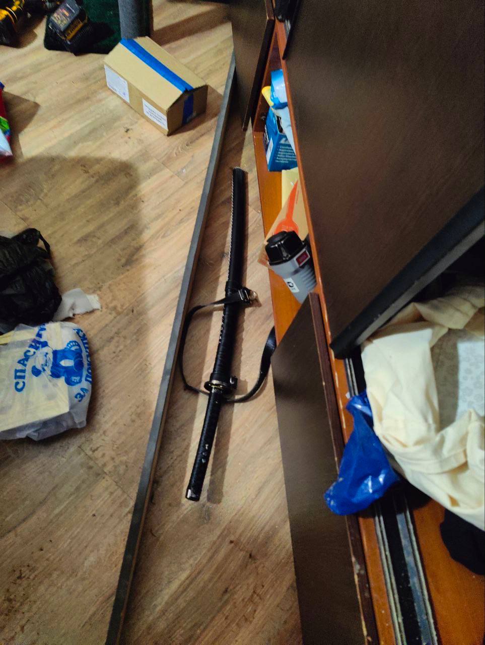 Смертельная поножовщина в Ленобласти Во время застолья на кухне коммунальной квартиры двое мужчин поссорились В ходе конфликта один из них нанёс оппоненту удар самурайским мечом в область паха