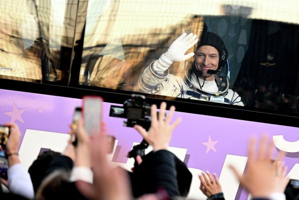 Сергей Рыжиков передал руководство МКС американскому астронавту Майклу Финку За работу российского сегмента Международной космической станции будет отвечать Сергей Кудь Сверчков По традиции вместе с руководством МКС Рыжиков передал новому командиру ключ от орбитального комплекса В составе экипажа 73 й долговременной экспедиции он отправится домой 9 декабря Пилотируемый корабль Союз МС 27 спустит на Землю космонавта Роскосмоса Алексея Зубрицкого и астронавта NASA Джонатана Кима Подписаться на Говорит Москва Telegram VK MAX