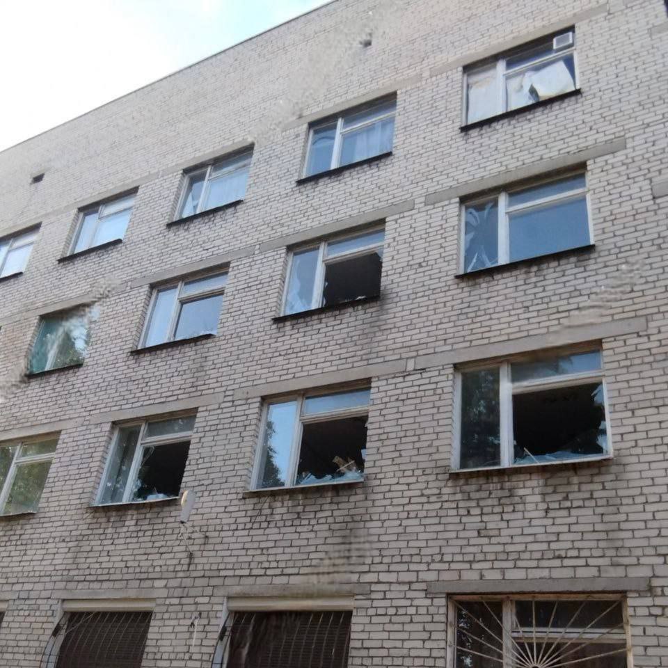 Беспилотник ВСУ пытался атаковать донецкую больницу № 24, но врезался в дерево неподалеку. По информации Кулемзина, в этом здании и здании Центра первичной медико-санитарной помощи выбиты окна.