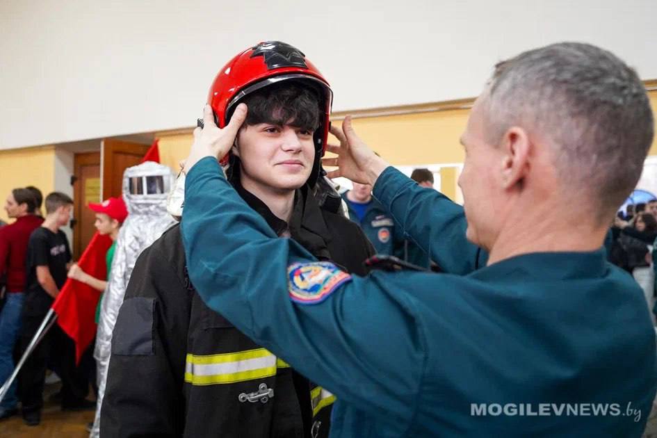 ФОТОВИДЕОФАКТ. Во время третьего слета представителей молодежного движения «Юные патриоты Могилевщины» действовала интерактивная профориентационная выставка воинских частей и соединений, правоохранительных органов, МЧС, Департамента охраны, прокуратуры и Следственного комитета, районных военных комиссариатов и военной комендатуры.  ВИДЕО: Ангелина Чернышенко