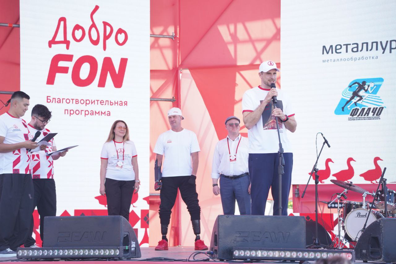 Парижский полумарафон открыт! Только что в Нагайбакском районе прошла церемония открытия Парижского полумарафона. В ней принял участие и знаменитый фигурист, олимпийский чемпион Роман Костомаров. «Желаю всем участникам получить массу эмоций и впечатлений, обрести новых друзей и с радостью пробежать одну из дистанций. Ну а спортсменам зарубиться и побороться за победу», – обратился к участникам и гостям полумарафона Роман Костомаров. Через считанные минуты стартует первый забег на 5 км.