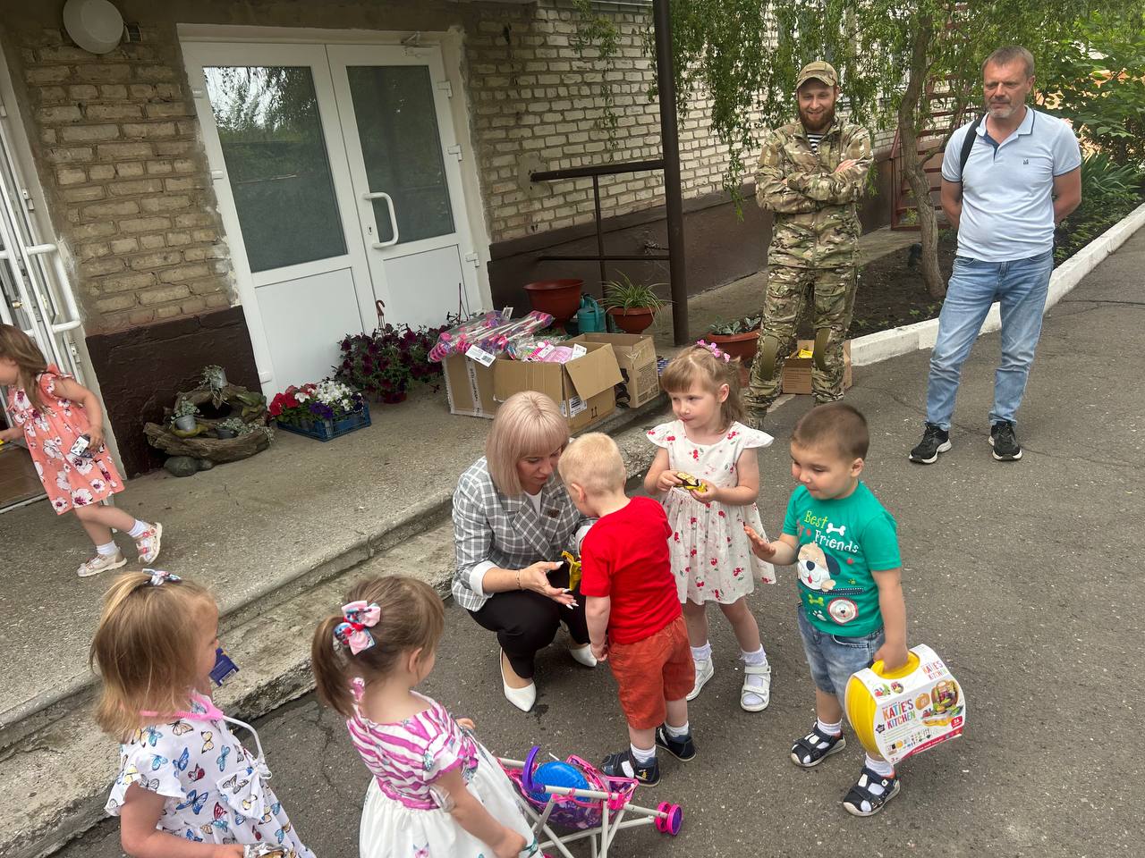В преддверии Международного дня защиты детей совместно с представителями Ассоциации юристов России в ЛНР поздравили воспитанников ГКУЗ "Луганский республиканский дом ребёнка".  Привезли детям сладости, соки и игрушки.   Очень важно, что бы дети были окружены вниманием и заботой.  Желаем нашим малышам крепкого здоровья, счастья, отличного настроения, ярких впечатлений и увлекательных игр!  А мы, в свою очередь, сделаем всё, чтобы детство было наполнено теплом, познанием и радостью!  Уполномоченный по правам ребенка в Луганской Народной Республике