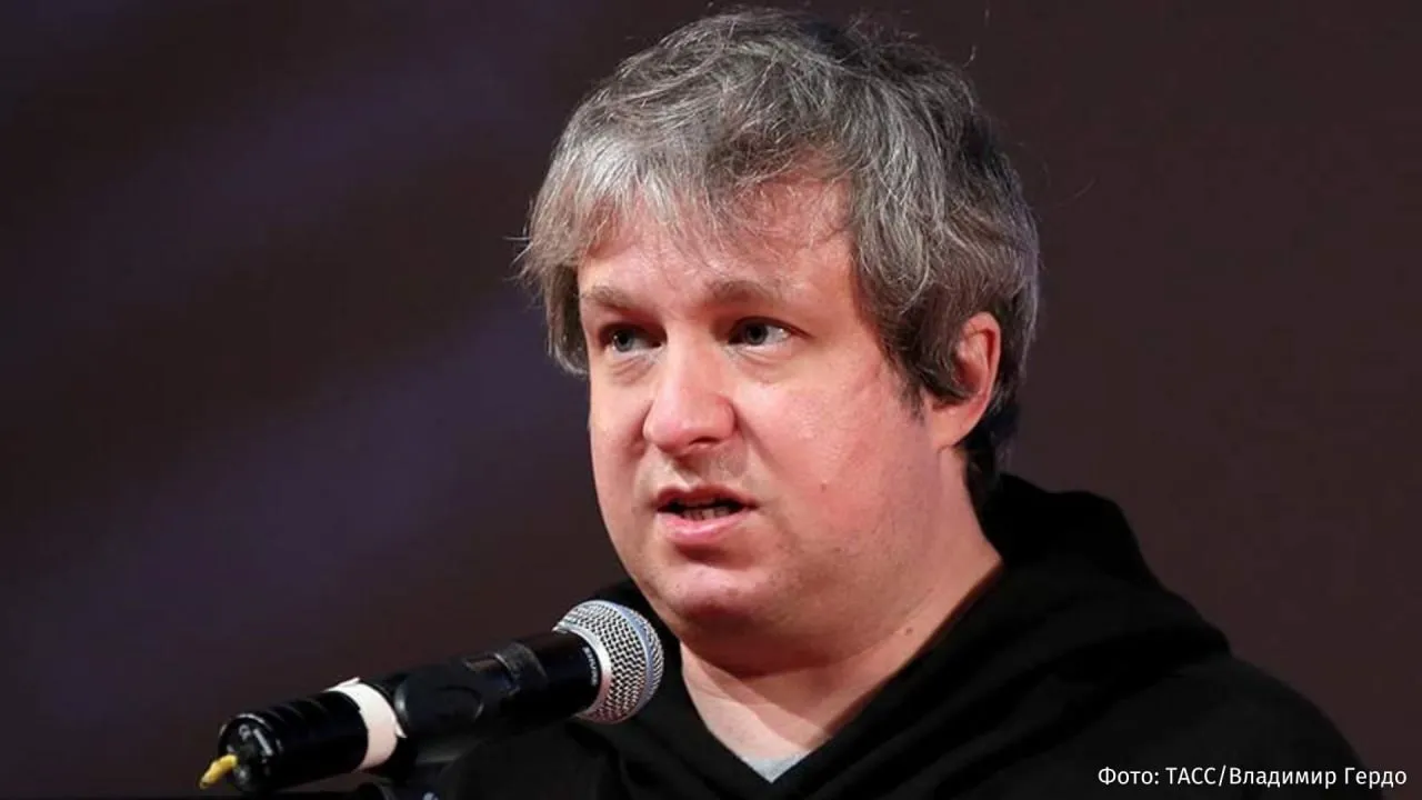 Суд заочно назначил год колонии кинокритику Антону Долину Об этом сообщил РЕН ТВ участник процесса Расследование проходит по делу об уклонении от исполнения обязанностей предусмотренных законодательством РФ об иностранных агентах Ранее в ходе прений сторон прокурор запросил для Долина 1 год и 10 месяцев колонии общего режима а также просил запретить на три года заниматься администрирование сайтов Отмечается что кинокритик был дважды привлечен к административной ответственности за нарушение порядка деятельности иностранного агента но продолжил распространять материалы в соцсети без указания что они созданы или распространены физическим лицом выполняющим функции иностранного агента признан иноагентом на территории РФ РЕН ТВ ждет вас в MAX