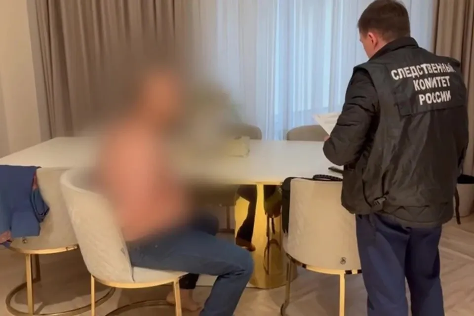 Заплатил 2 млн за покровительство бизнесмен Ромик Варданян пойдет под суд за взятки экс главе ГАИ В Челябинске в суд передают уголовное дело директора фирмы Капиталстрой Ромика Варданяна Бизнесмена обвиняют в даче взятки экс начальнику ГАИ Челябинска Александру Гайде По версии следствия Варданян потратил более 2 млн рублей чтобы заручиться покровительством высокопоставленного полицейского В ответ Гайде поручил подчиненным не наказывать представителей Капиталстроя за то что грузовики компании с нарушениями ездят по Челябинску В составе взяток смартфоны скидки на покупку Toyota Camry и Volvo S80 наручные часы бытовая техника отделочные материалы и строительные работы Как рассказали в СУ Следственного комитета по Челябинской области до суда наложили арест на жилой дом предпринимателя стоимостью 60 млн рублей и Mercedes Benz G500 за 16 млн рублей   Подписаться на chelkp Мы в MAX