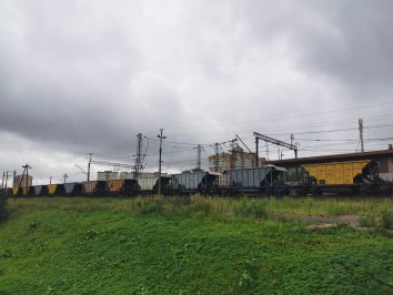 Надбавка к тарифу РЖД на перевозку порожних вагонов сохранится Надбавки к тарифу РЖД в виде индексации порожнего пробега вагонов и перевозок контейнеров будут сохранены в 2026 году Эта мера повысила эффективность перевозочного процесса без допнагрузки на конечных клиентов объясняют в РЖД Подробнее