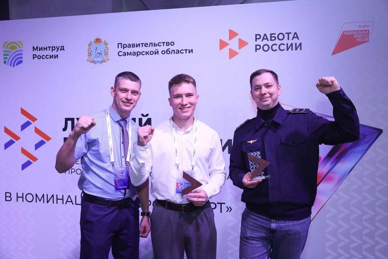 Якутский горнорабочий получит 1 млн рублей за победу в конкурсе Лучший по профессии Якутянин Александр Тин Шан горнорабочий с рудника Интернациональный одержал победу во Всероссийском конкурсе Лучший по профессии в номинации Второй старт Церемония награждения победителей федерального этапа конкурса состоится в Москве В 2025 году по поручению Президента Российской Федерации конкурс прошел масштабную перезагрузку и стал ключевым мероприятием национального проекта Кадры ulusmedia Читайте нас в MAX