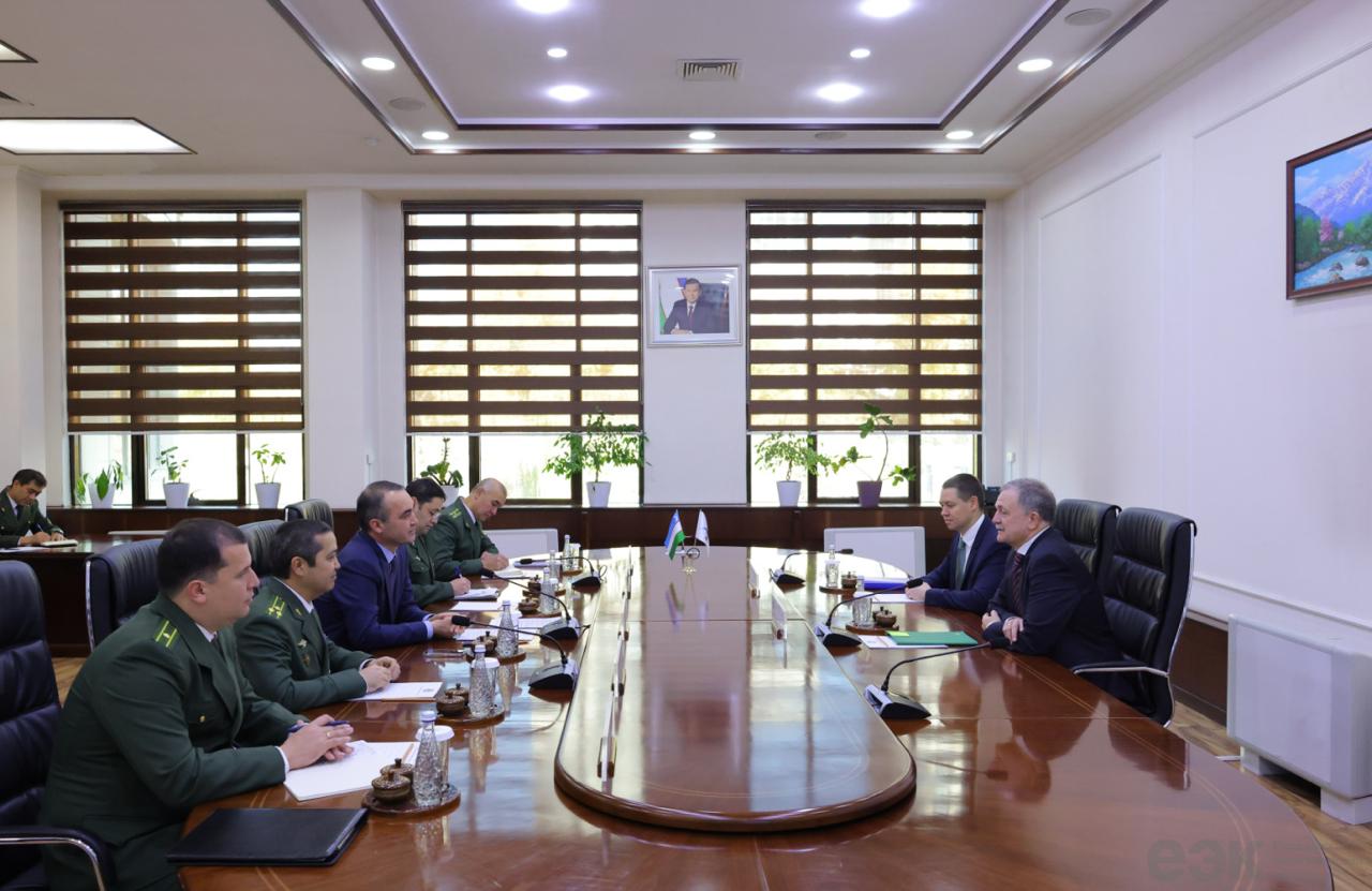 Узбекистан готовится присоединиться к единой транзитной системе ЕАЭС Узбекистан подтвердил готовность начать работу по присоединению к единой транзитной системе Евразийского экономического союза Об этом стало известно 13 ноября на встрече министра по таможенному сотрудничеству ЕЭК Руслана Давыдова с председателем Государственного таможенного комитета Узбекистана Акмалхужой Мавлоновым Присоединение к системе позволит упростить таможенные процедуры и ускорить доставку транзитных грузов и товаров во взаимной торговле На встрече также обсудили обмен таможенной информацией о товарах и транспорте что должно повысить прозрачность внешней торговли и улучшить контроль Узбекистан ЕАЭС Транспорт centralasianow Подписаться на канал