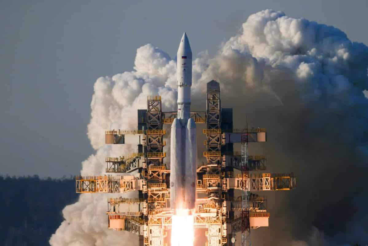 «Роскосмос» будет запускать примерно столько же ракет к 2036 году, как и SpaceX сегодня  Генеральный директор госкорпорации «Роскосмос» Дмитрий Баканов выступил с докладом на заседании в Совете Федерации. По информации из презентации главы космического ведомства, Россия сможет проводить 66 космических пусков в год к 2030-му и 113 пусков к 2036-му. Для сравнения: американская компания SpaceX в прошлом году выполнила 129 пусков ракеты Falcon 9.  За 2024 год «Роскосмос» осуществил 17 пусков, при этом пусковая мощность отечественных космодромов составляла 46 запусков в год. В течение последних четырех лет «Роскосмос» снижает число запусков. В 2023-м их было 19, в 2022-м — 22, в 2021-м — 25. Однако вскоре число стартов должно начать расти, поскольку Россия разрабатывает частично многоразовую ракету-носитель «Амур-СПГ», а также планирует построить собственную космическую станцию и создать спутниковую группировку для высокоскоростной передачи данных с глобальным покрытием.