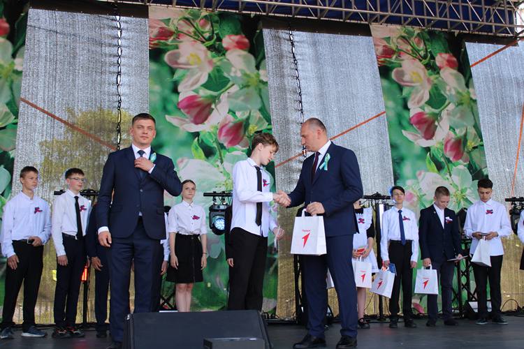 В Комсомольске-на-Амуре прошла церемония вручения российских паспортов юношам и девушкам, достигшим 14-летнего возраста Торжественное мероприятие для молодежи приурочено к двум главным событиям: Дню России и 93-летию со дня образования города Комсомольска-на-Амуре. Сотрудники отдела миграции УМВД России по г. Комсомольску-на-Амуре совместно с представителями отдела по молодежной политике администрации города подготовили паспорта гражданина Российской Федерации для 17 юных комсомольчан. После гимна Российской Федерации и слов поддержки от приглашенных гостей подростки получили свой первый официальный документ из рук главы города Дмитрия Заплутаева. В атмосфере праздничного события он от всего сердца поздравил ребят и подчеркнул, что получение паспорта – это первый серьезный шаг во взрослую жизнь. Каждый школьник вместе с основным документом получил от сотрудников полиции Конституцию Российской Федерации. Во время всего мероприятия ребят поддерживали участники Российского движения детей и молодёжи «Движение Первых», законные представители подростков и друзья.