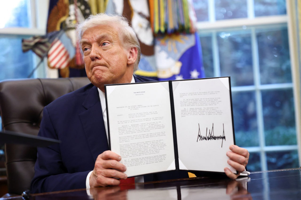 Дональд Трамп подписал указ о применении смертной казни на территории Вашингтона округ Колумбия следует из трансляции Белого дома Фото Kevin Lamarque Reuters Картина дня в телеграм канале РБК