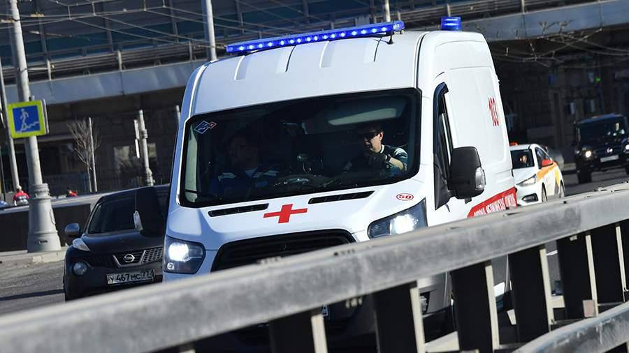 Партия Новые люди предлагает отменять штрафы водителям которые нарушили правила уступая дорогу скорой помощи Сейчас камеры не видят реальную ситуацию на дороге и из за риска получить штраф некоторые даже боятся пропускать медиков Партия хочет устранить эту проблему в законе и упростить движение карет скорой