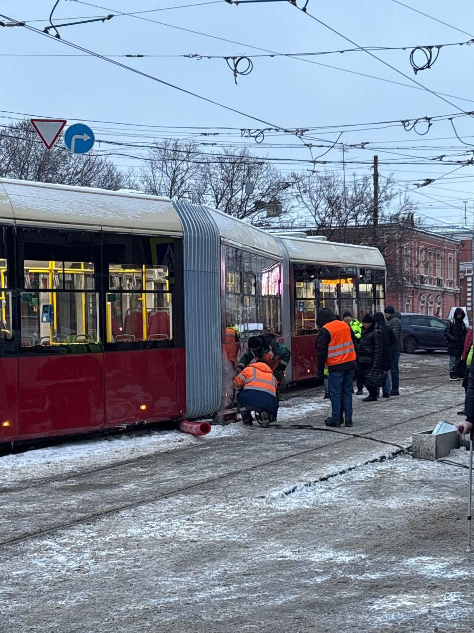 Один из трехсекционных трамваев Минин сошел с рельсов в первый день выхода Инцидент произошел на сходной стрелке около Гордеевского универмага Из за этого примерно на полтора часа ограничивали движение по маршрутам 6 и 7 Движение восстановили в 16 04 Причины произошедшего устанавливаются Фото Telegram канал Нижегородский транспортник   Подписывайтесь на Ъ Приволжье